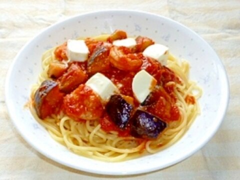 海老となすとモッツアレラのトマトソースパスタ